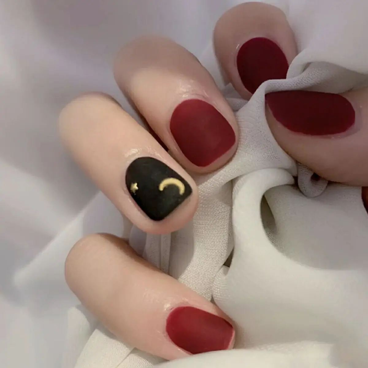 With Glue 24pcs Fake Nails Short Flat Head Wear Art Nails Matte Red Black Jump Color Moon Shell False Nail Lazada