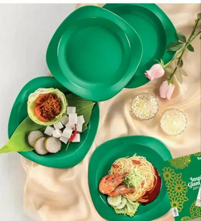 Tupperware Emerald Plates (4)