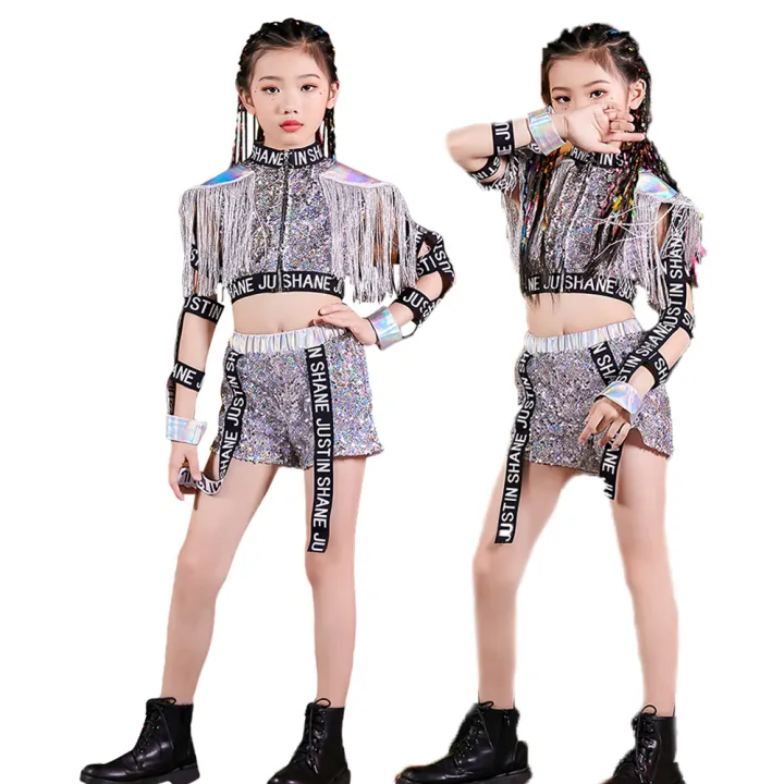 LOLANTA Girls ชุดเต้นเพลงแจ๊สชุดสตรีทโมเดิร์นชุดแฟชั่นเด็ก Glitter สีเงินเลื่อมเสื้อครอปและกางเกงขาสั้นเด็กฮิปฮอปแดนซ์ชุดสวมใส่แสดงบนเวที